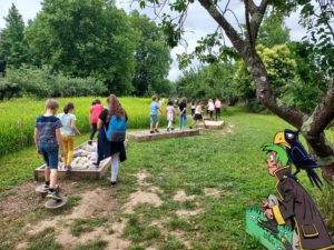 Enfants réalisant le parcours de jeux du Château des Énigmes