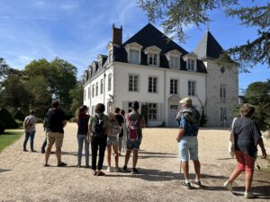 groupe de visiteurs devant le château de Laàs
