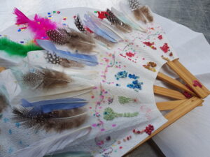 un éventail décoré par les enfants lors d'un atelier scolaire